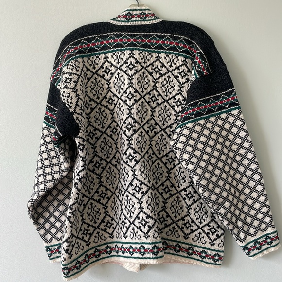 skjæveland traditional norway knit wool sweater with metal clasps - Picture 5 of 5